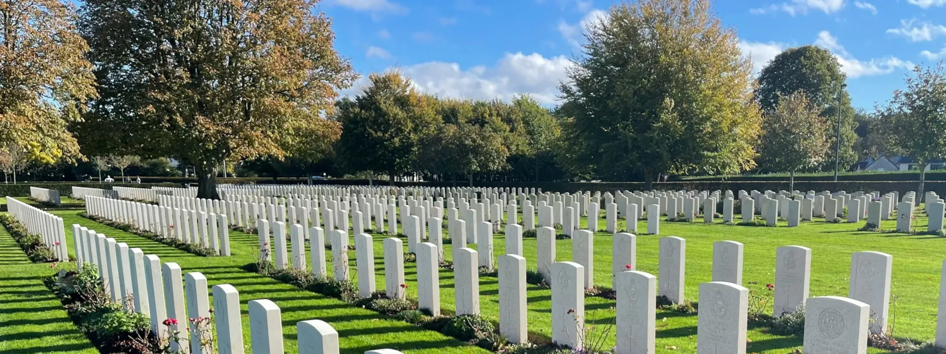 tombes de soldats dans un cimetière militaire