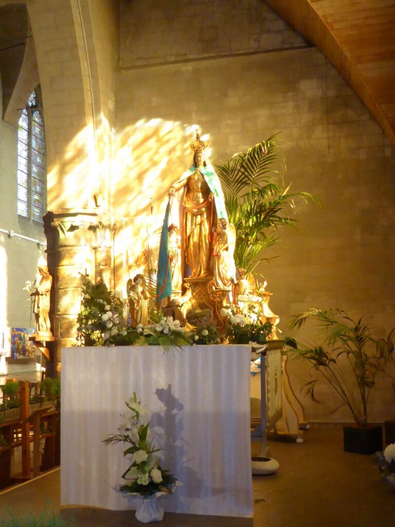 L'intérieur de l' église Notre Dame du Saint Cordon à Valenciennes