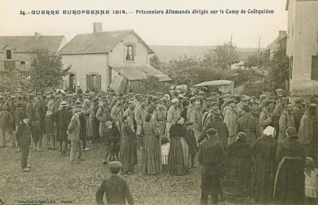 Des prisonniers allemands en route pour le camp de Co&euml;tquidan pendant la Grande Guerre 
