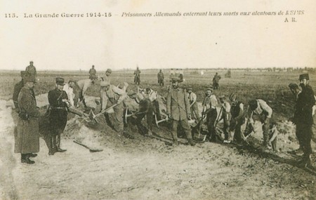 Carte postale ancienne montrant des prisonniers alemands enterrant leurs morts aux alentours de reims