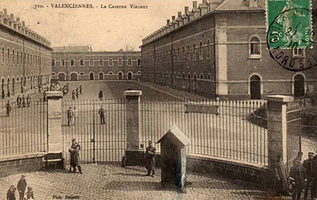 carte postale ancienne repr&eacute;sentant la Caserne Vincent de Valenciennes
