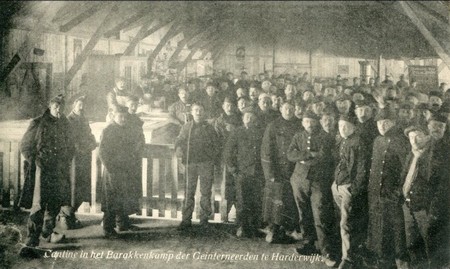 Une cantine du camp d'internement de Harderwijk aux Pays-Bas pendant la Grande Guerre