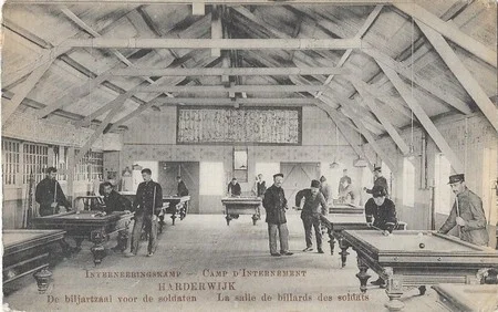 Salle de billards des soldats du camps d'internement aux Pays-Bas d'Harderwijk pendant la Premi&egrave;re Guerre Mondiale