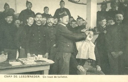 Un bout de toilette au camp de Leeuwarden aux Pays-Bas