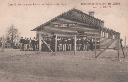 L'heure du bain au camp d'internement de Ziest aux Pays-Bas pendant la Première Guerre Mondiale