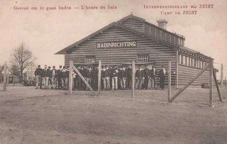 L'heure du bain au camp d'internement de Ziest aux Pays-Bas pendant la Premi&egrave;re Guerre Mondiale