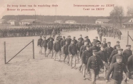 Le retour de la promenade F&ecirc;tes au camp d'internement de Ziest aux Pays-Bas pendant la Premi&egrave;re Guerre Mondiale