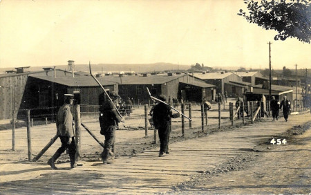 Des prisonniers de retour des corvées au camp de Cassel