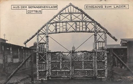 L'entr&eacute;e du camp de prisonniers de Cottbus