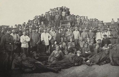 un groupe de prisonniers dans le camp de Czersk