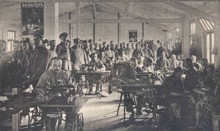 Des prisonniers russes fabriquant des chaussures dans le camp de prisonniers de Czersk