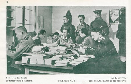 Le tri du courrier des prisonniers du camp de Darmstadt