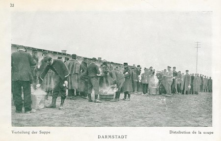 distribution de la soupe aux prisonniers du camp de Darmstadt pendant la Grande Guerre