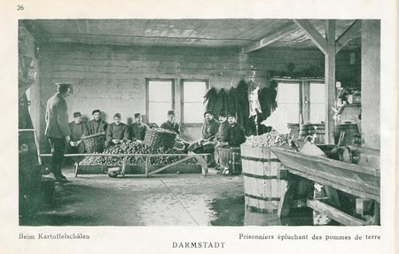 Prisonniers épluchant des pommes de terre dans le camp de Darmstadt pendant la Première Guerre Mondiale