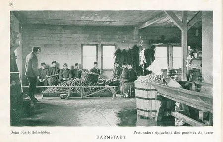 Prisonniers &eacute;pluchant des pommes de terre dans le camp de Darmstadt pendant la Premi&egrave;re Guerre Mondiale
