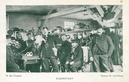 Des prisonniers dans le camp de Darmstadt pendant la Grande Guerre