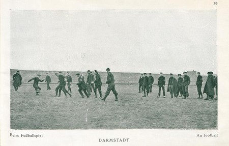 Prisonniers du camp de Darmstadt jouant au football pendant la guerre