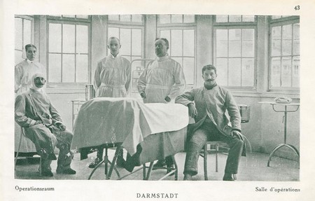 La salle d'opération du camp de Darmstadt pendant la Première Guerre Mondiale
