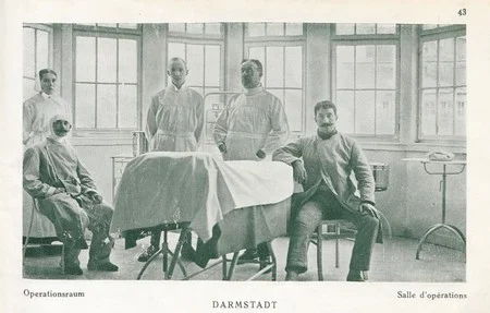 La salle d'op&eacute;ration du camp de Darmstadt pendant la Premi&egrave;re Guerre Mondiale