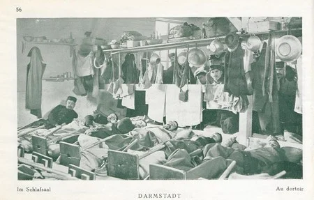 Des prisonniers de guerre dans leur dortoir pendant la Premi&egrave;re Guerre Mondiale