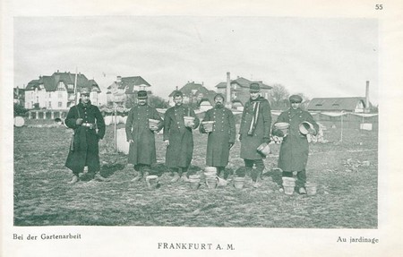 Des prisonniers au jardin dans le camp de prisonniers de Frankfurt pendant la Grande Guerre