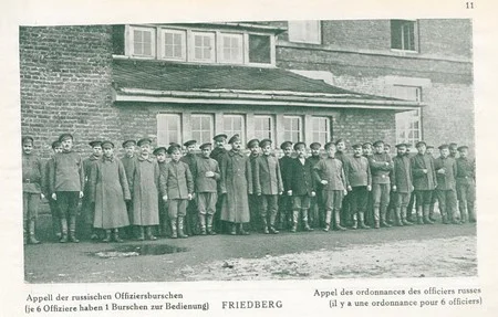Appel des ordonnances des officiers russes dans le camp de Friedberg pendant la Premi&egrave;re Guerre Mondiale