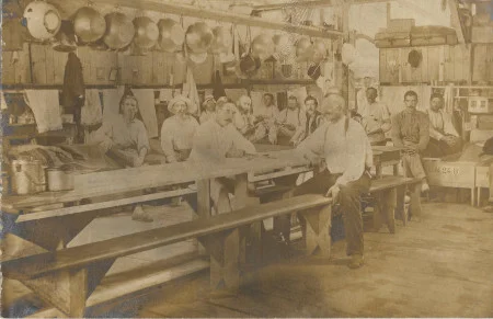 Des prisonniers &agrave; table dans le camp de Friedrichsfeld pendant la Premi&egrave;re Guerre Mondiale