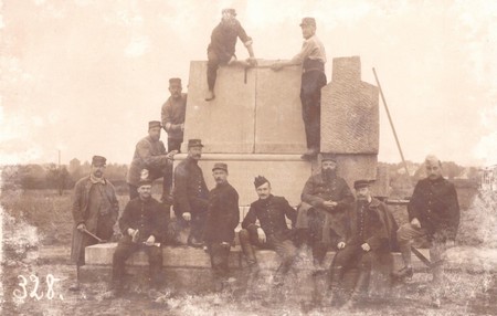 Le monument du camp de prisonniers de Gardelegen en construction