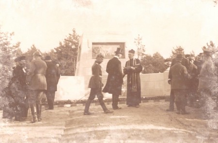 Une cérémonie religieuse au camp de prisonniers de Gardelegen