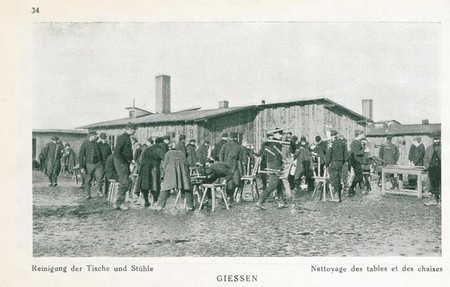 Le nettoyage des tables et des chaises au camp de Giessen pendant la Première Guerre Mondiale