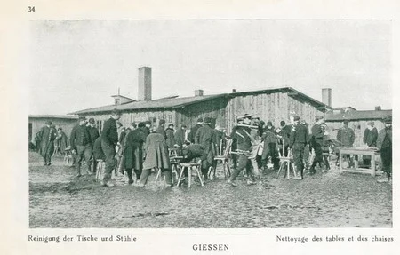 Le nettoyage des tables et des chaises au camp de Giessen pendant la Premi&egrave;re Guerre Mondiale