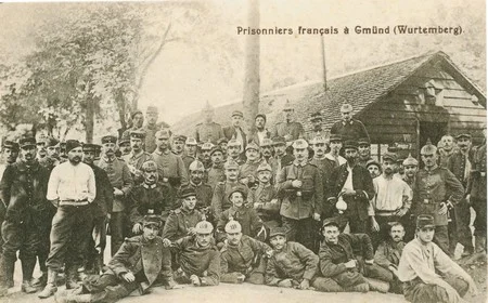 un groupe de prisonniers fran&ccedil;ais au camp de Gm&uuml;nd