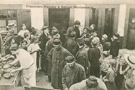 un groupe de prisonniers fran&ccedil;ais au camp de Gm&uuml;nd