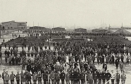 Des prisonniers du camp de G&ouml;rlitz en rang pour la photographie