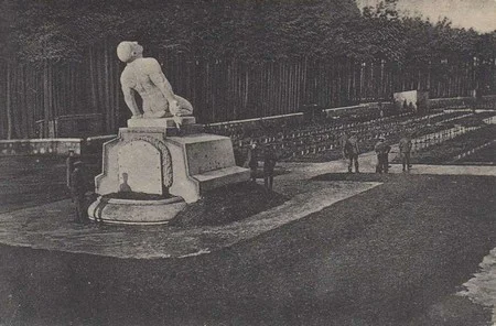 Le G&eacute;ant Encha&icirc;n&eacute;, monument en hommages aux prisonniers du camp de Grafenwohr