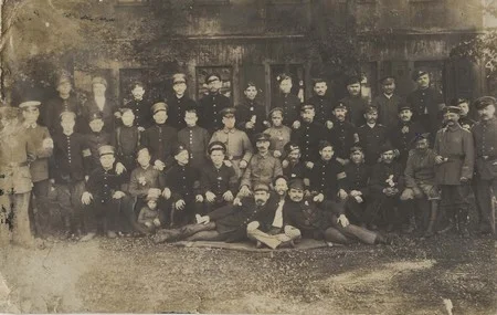 un groupe de prisonniers dans le camp de Limburg pendant la Premi&egrave;re Guerre Mondiale
