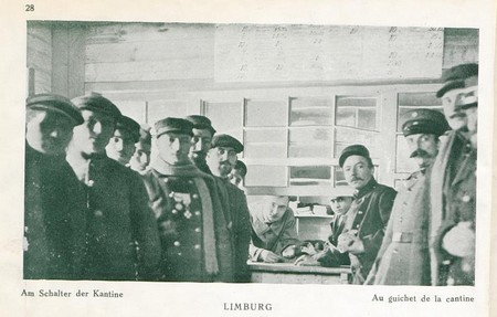Le guichet de la cantine du camp de Limburg pendant la Grande Guerre