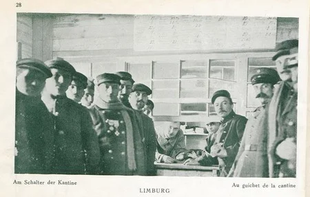 Le guichet de la cantine du camp de Limburg pendant la Grande Guerre
