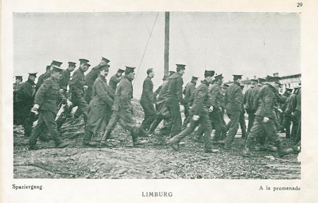 Promenade des prisonniers dans le camp de Limburg
