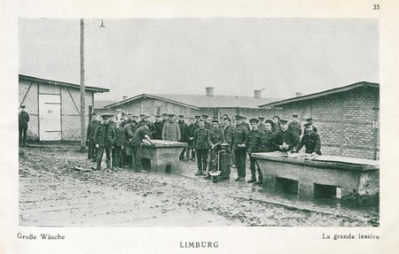 Des prisonniers faisant leur lessive dans le camp de Limburg