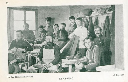 Des prisonniers dans l'atelier du camp de Limburg pendant la Première Guerre Mondiale