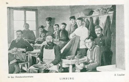 Des prisonniers dans l'atelier du camp de Limburg pendant la Premi&egrave;re Guerre Mondiale