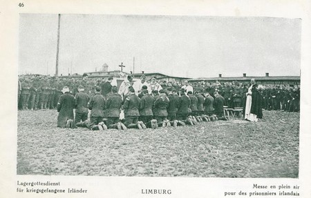 Une messe en pleine air au camp de prisonniers de Limburg