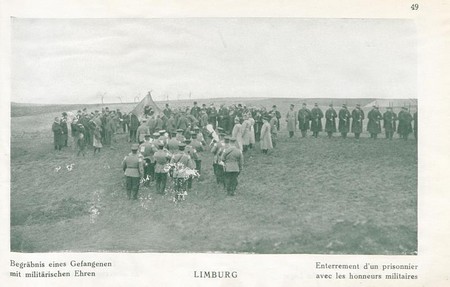 L'enterrement d'un prisonnier avec les honneurs militaires dans le camp de Limburg
