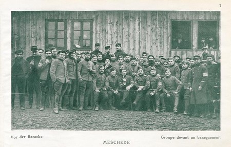 Un groupe de prisonniers devant un baraquement du camp de Meschede pendant la Première Guerre Mondiale