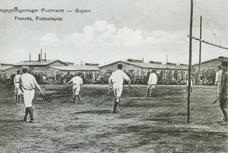 Une partie de football au camp de prisonniers de Puchheim pendant la Grande Guerre