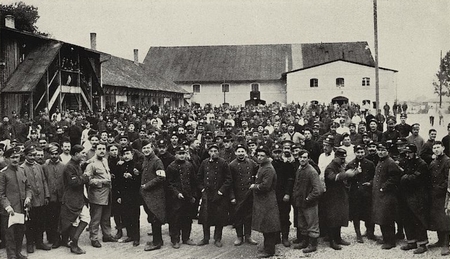 des prisonniers dans la cours du camp de Ratisbonne (Regensburg) pendant la Première Guerre Mondiale