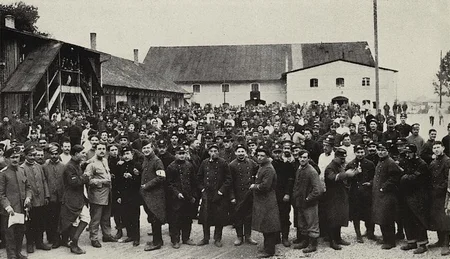 des prisonniers dans la cours du camp de Ratisbonne (Regensburg) pendant la Premi&egrave;re Guerre Mondiale