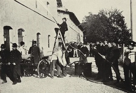 Exercice des pompiers dans le camp de prisonniers de Ratisbonne (Regensburg) pendant la Premi&egrave;re Guerre Mondiale