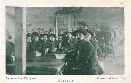 Chasseurs alpins pendant le dîner au camp de Wetzlar pendant la Grande Guerre